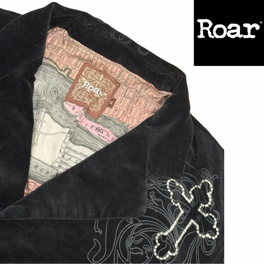Roar Men's Black‎ Velvet Blazer with Embroidered Details - Size M